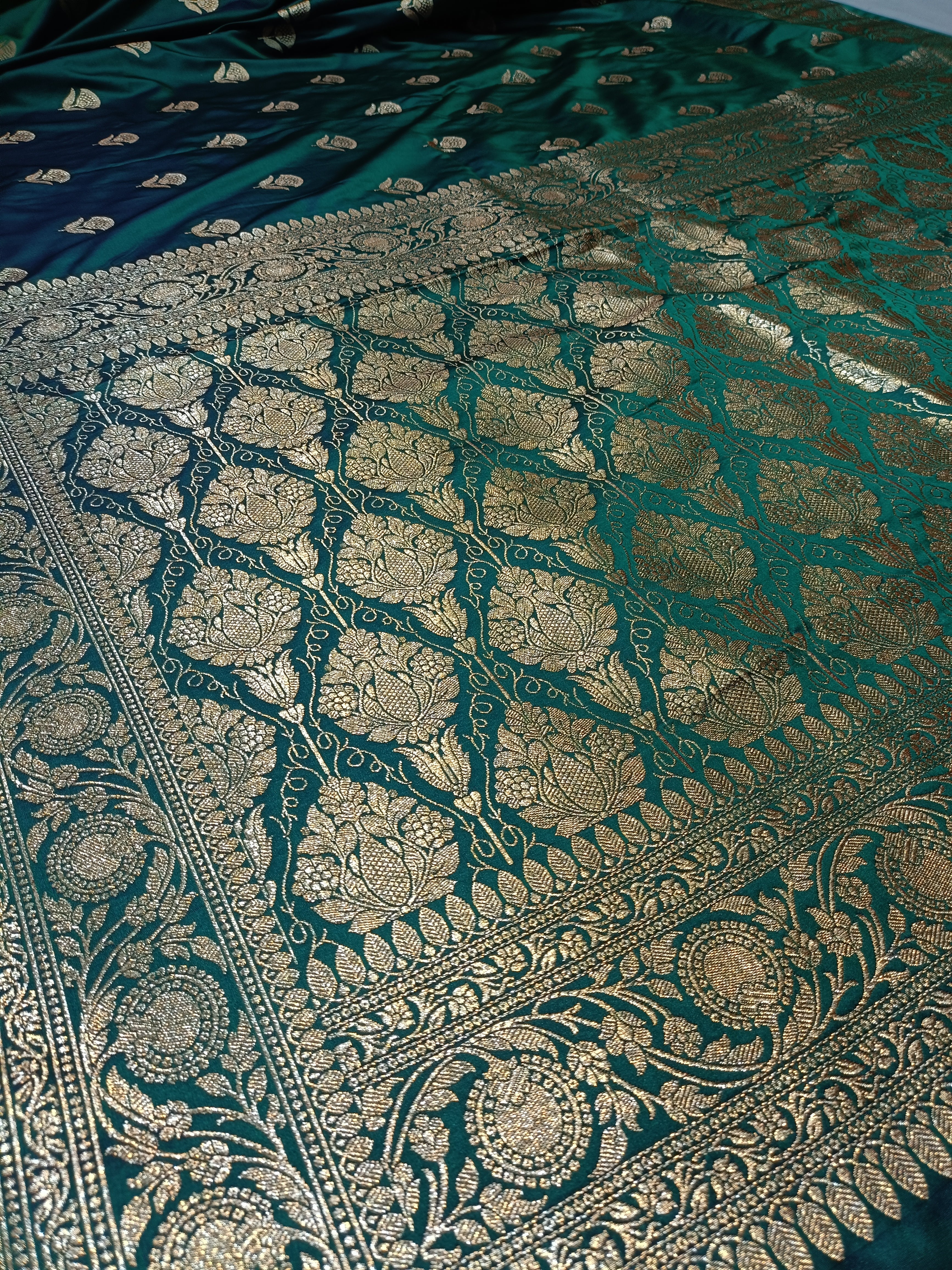 Banarasi  Safaya Colur Gold Zari Saree